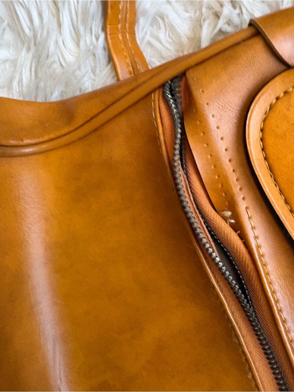 Vintage Caramel Brown Shoulder Bag with Patterned Front 🤎☁️☀️ - Picture 4 of 6
